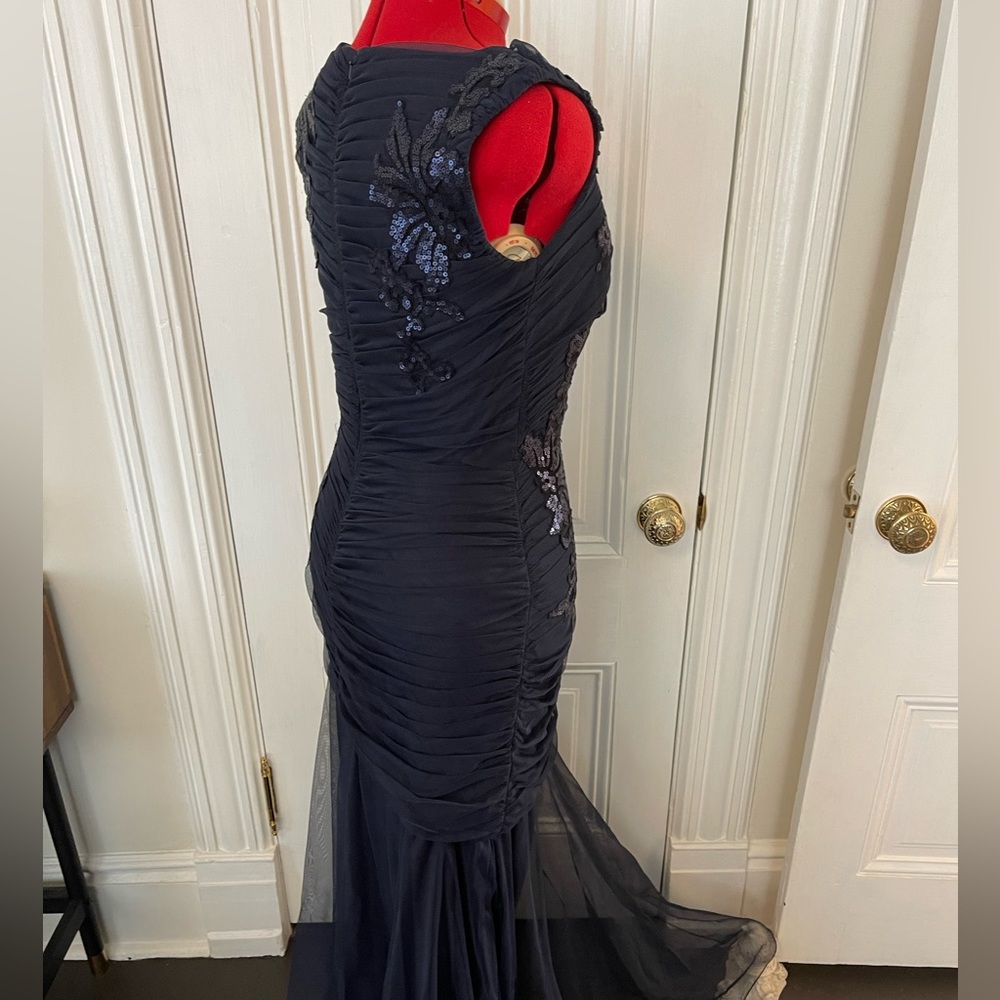 Tadashi Shoji evening gown - Picture 4 of 7